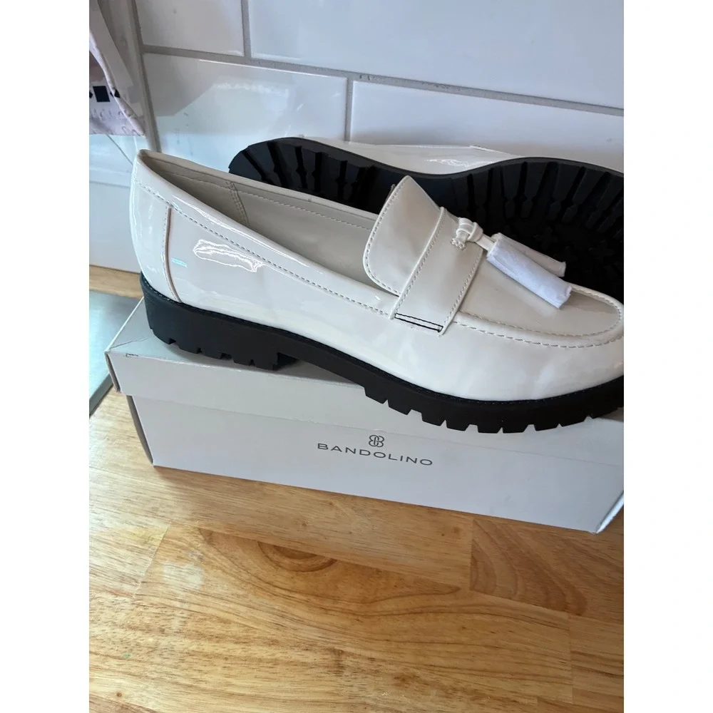 Bandolino Fillup3 Ivory Patent Lug Sole Tassel Loafers Womens 9.5 M NEW
